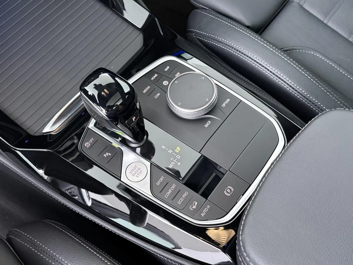 xDrive30i | Driving Assistant Profesional | HIFI luidsprekersysteem | Trekhaak | Schuif/kantel-dak | Laserlicht | Head-up display |