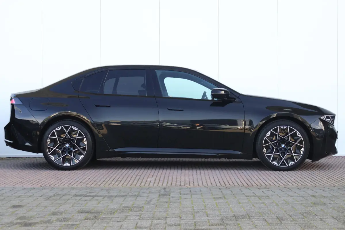 50 xDrive | First Edition | M Sportpakket | Harman Kardon | Panoramadak | Verlichte Iconic Glow Grille | Trekhaak