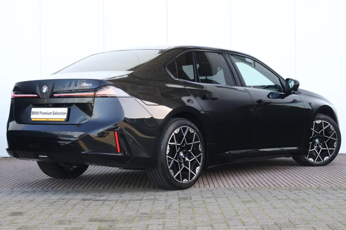 50 xDrive | First Edition | M Sportpakket | Harman Kardon | Panoramadak | Verlichte Iconic Glow Grille | Trekhaak
