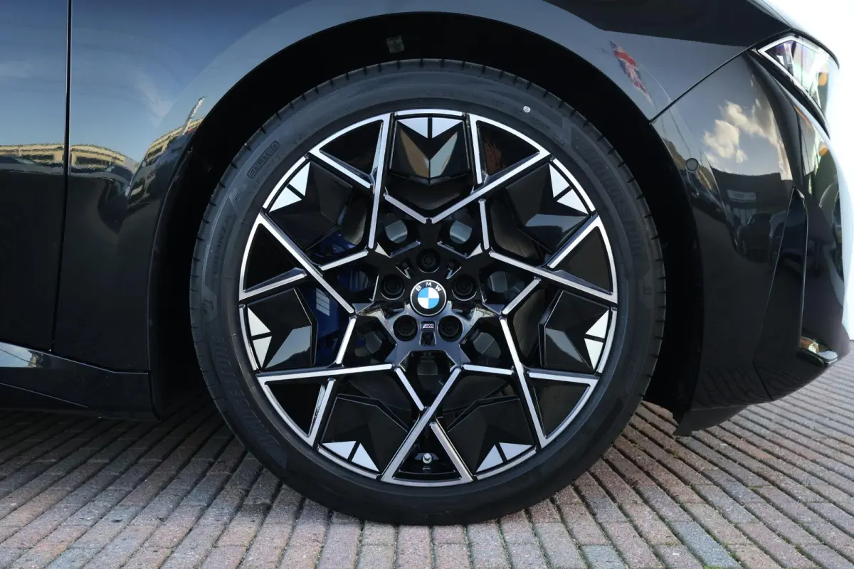 50 xDrive | First Edition | M Sportpakket | Harman Kardon | Panoramadak | Verlichte Iconic Glow Grille | Trekhaak