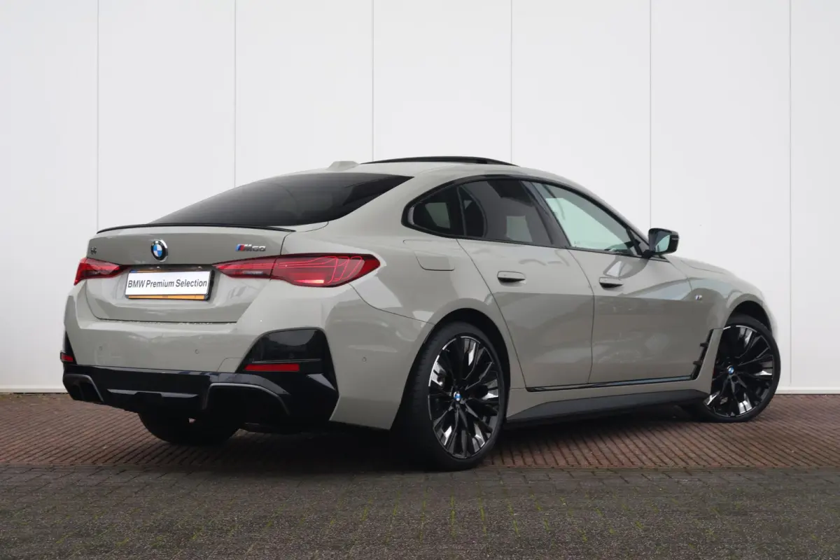 M60 84 kWh | Sport Pakket Pro | Panorama Dak | Harman Kardon | Elektr. Stoelen | Driving Assistant Professional | 20'' LM |
