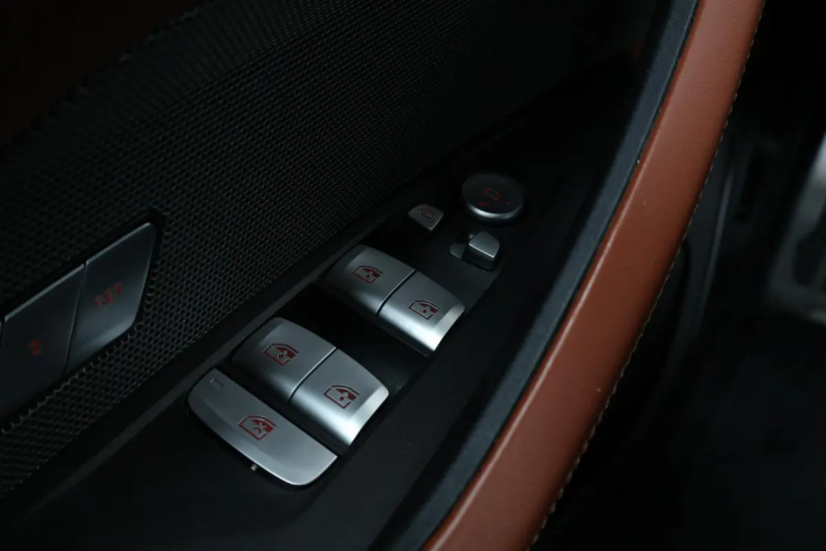 M60 84 kWh | Sport Pakket Pro | Panorama Dak | Harman Kardon | Elektr. Stoelen | Driving Assistant Professional | 20'' LM |
