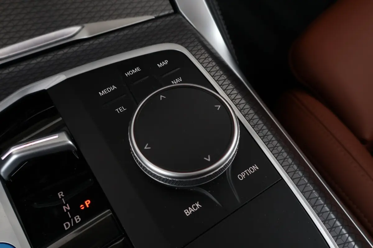 M60 84 kWh | Sport Pakket Pro | Panorama Dak | Harman Kardon | Elektr. Stoelen | Driving Assistant Professional | 20'' LM |