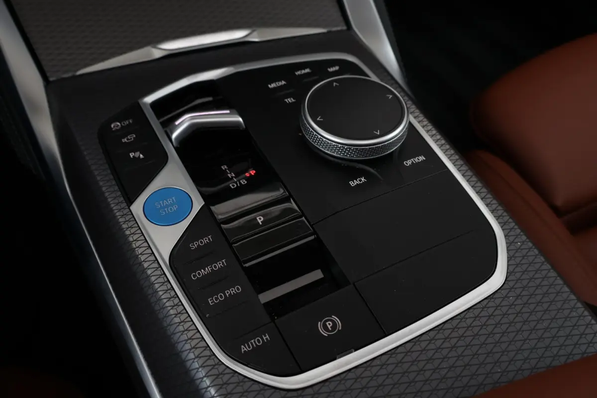 M60 84 kWh | Sport Pakket Pro | Panorama Dak | Harman Kardon | Elektr. Stoelen | Driving Assistant Professional | 20'' LM |