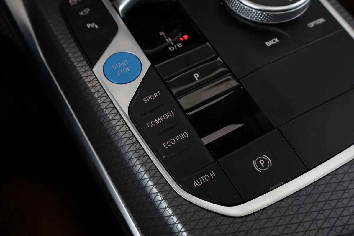 M60 84 kWh | Sport Pakket Pro | Panorama Dak | Harman Kardon | Elektr. Stoelen | Driving Assistant Professional | 20'' LM |