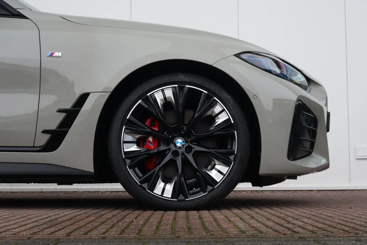M60 84 kWh | Sport Pakket Pro | Panorama Dak | Harman Kardon | Elektr. Stoelen | Driving Assistant Professional | 20'' LM |