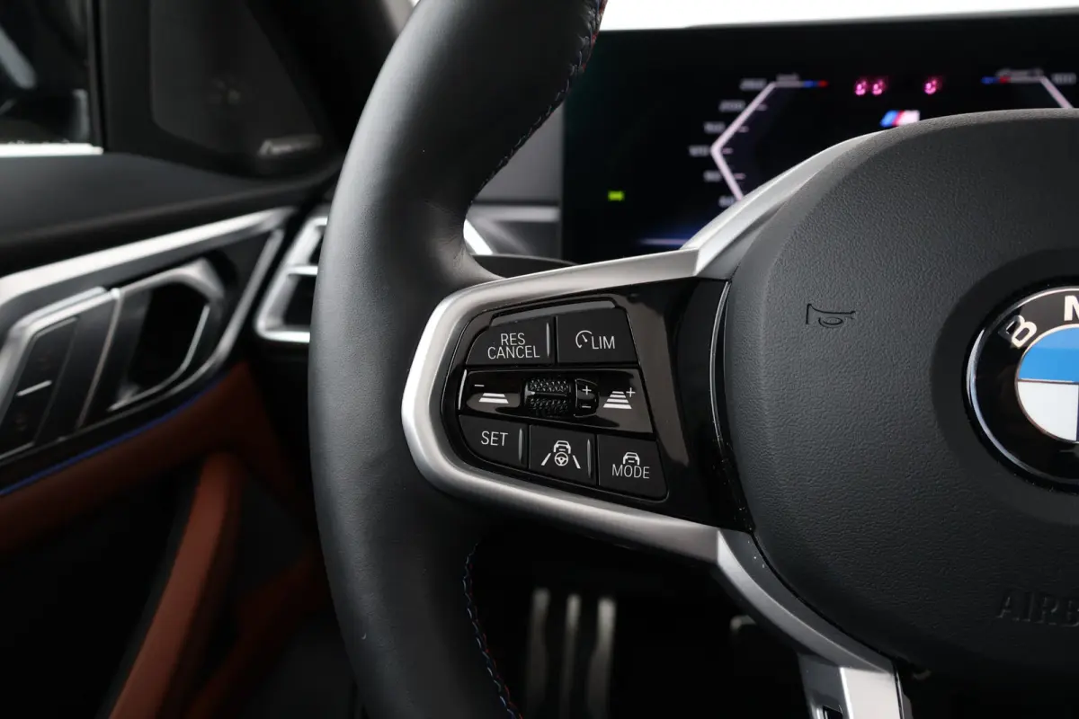 M60 84 kWh | Sport Pakket Pro | Panorama Dak | Harman Kardon | Elektr. Stoelen | Driving Assistant Professional | 20'' LM |