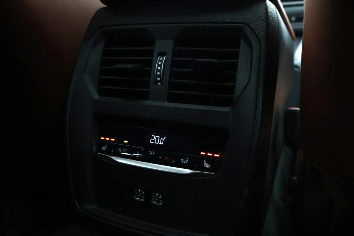 M60 84 kWh | Sport Pakket Pro | Panorama Dak | Harman Kardon | Elektr. Stoelen | Driving Assistant Professional | 20'' LM |