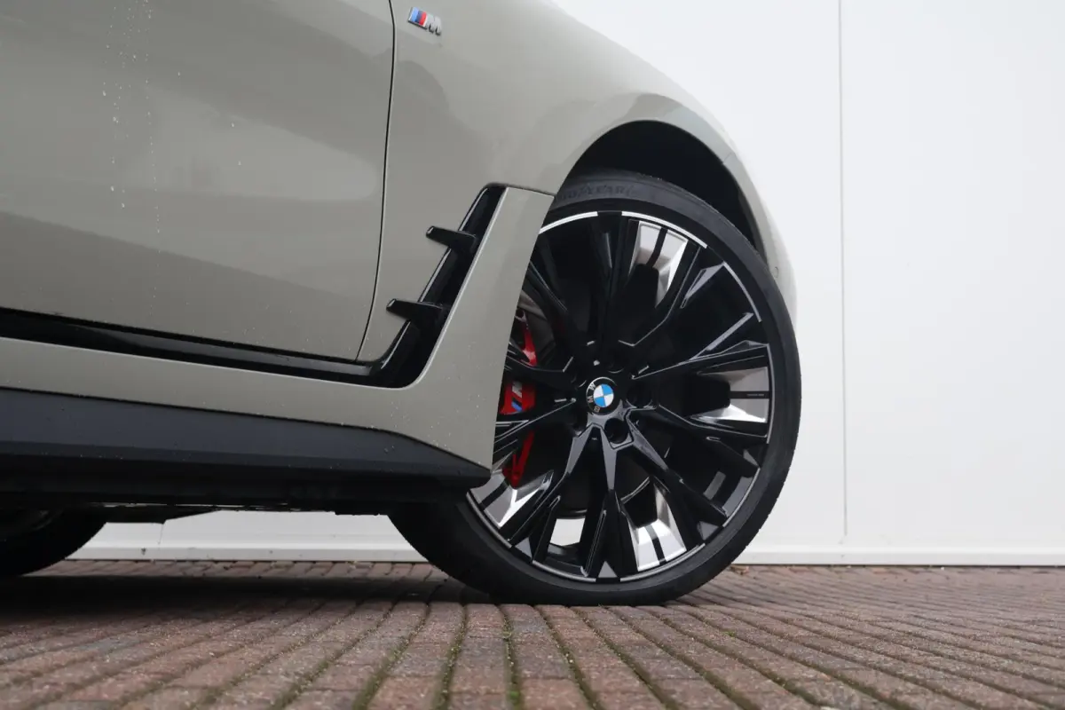 M60 84 kWh | Sport Pakket Pro | Panorama Dak | Harman Kardon | Elektr. Stoelen | Driving Assistant Professional | 20'' LM |