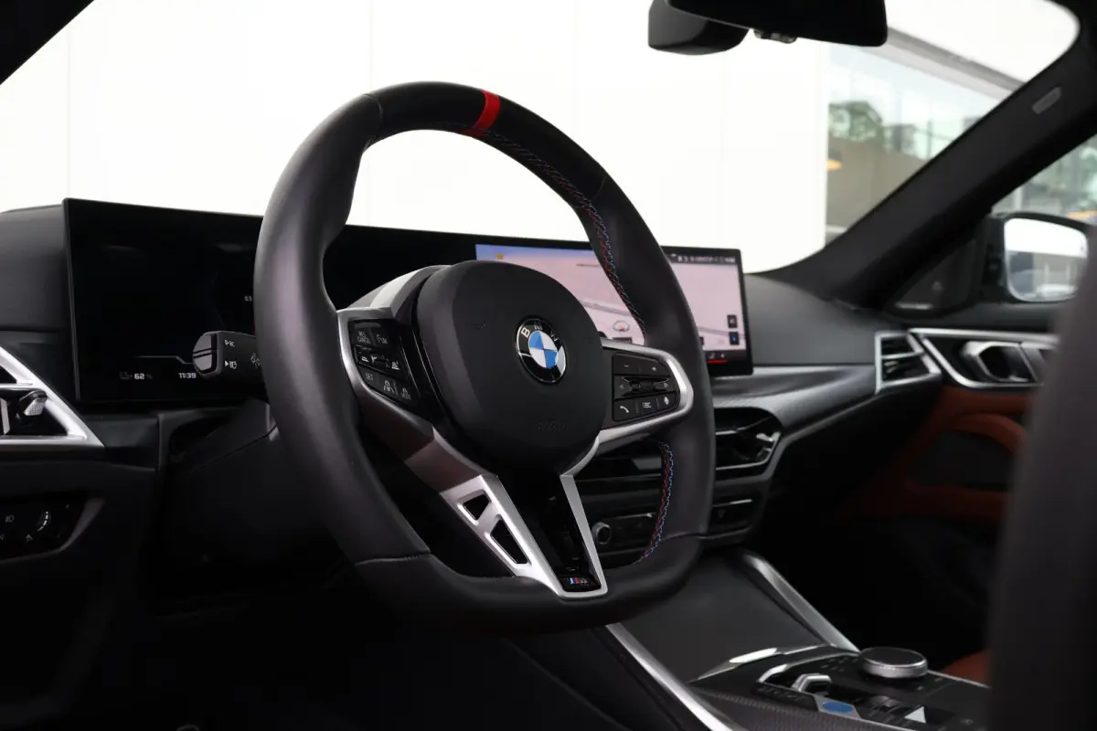 M60 84 kWh | Sport Pakket Pro | Panorama Dak | Harman Kardon | Elektr. Stoelen | Driving Assistant Professional | 20'' LM |