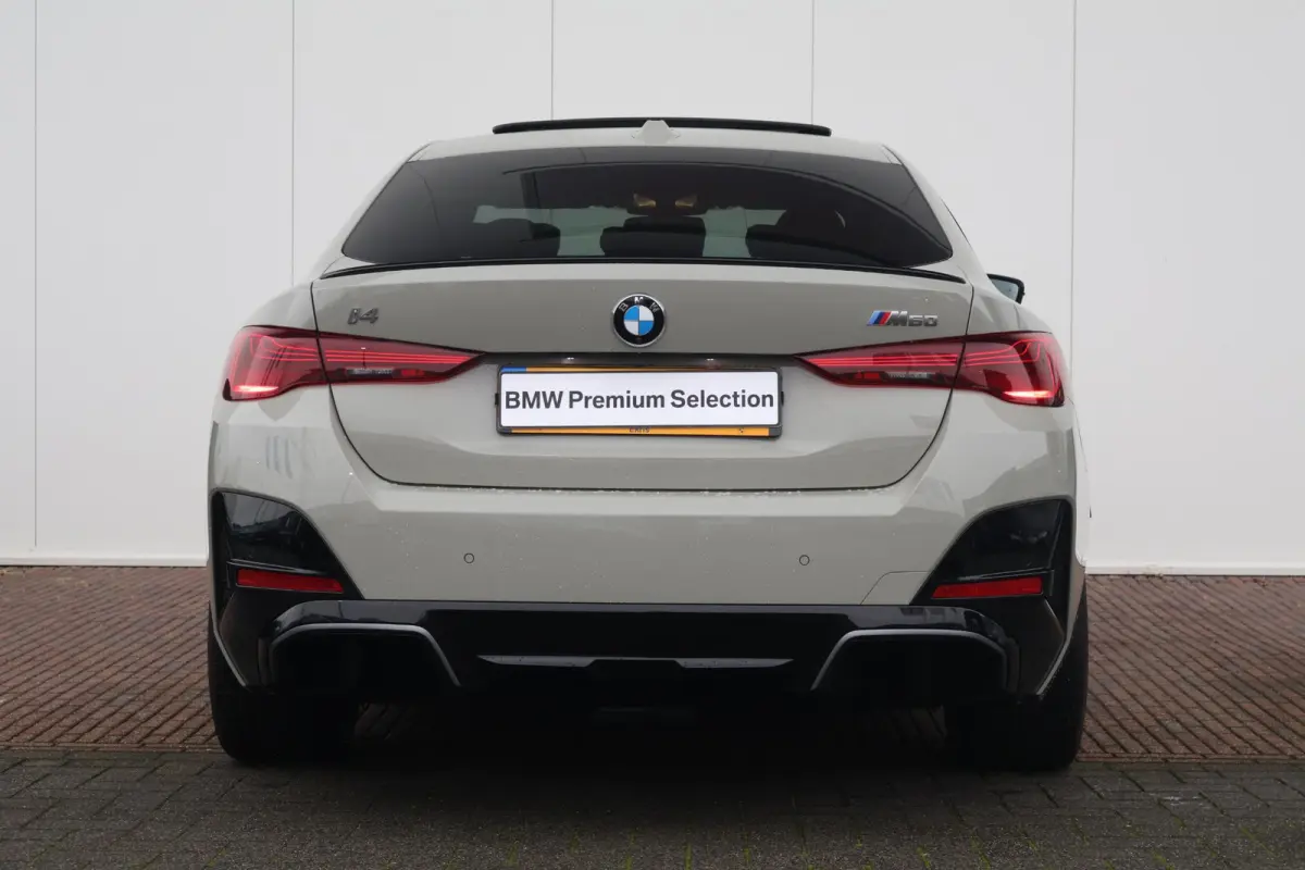 M60 84 kWh | Sport Pakket Pro | Panorama Dak | Harman Kardon | Elektr. Stoelen | Driving Assistant Professional | 20'' LM |