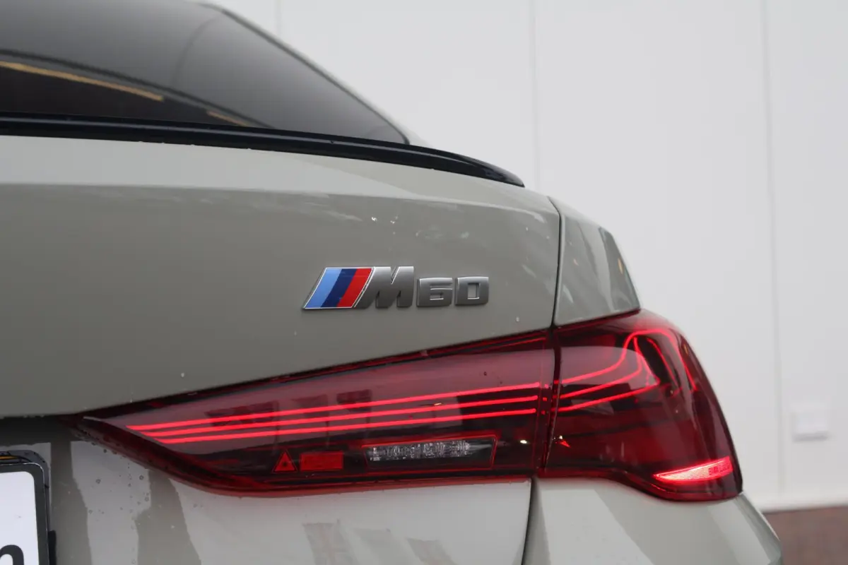 M60 84 kWh | Sport Pakket Pro | Panorama Dak | Harman Kardon | Elektr. Stoelen | Driving Assistant Professional | 20'' LM |