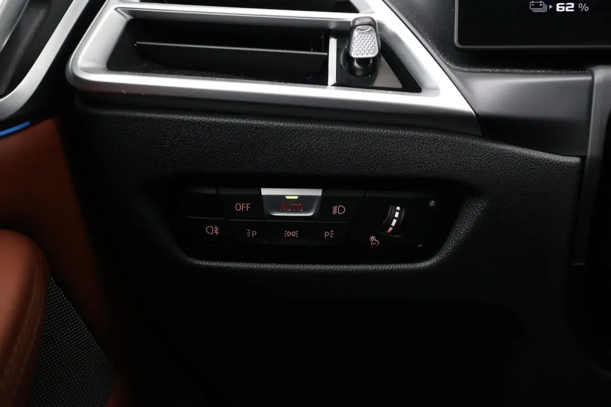 M60 84 kWh | Sport Pakket Pro | Panorama Dak | Harman Kardon | Elektr. Stoelen | Driving Assistant Professional | 20'' LM |