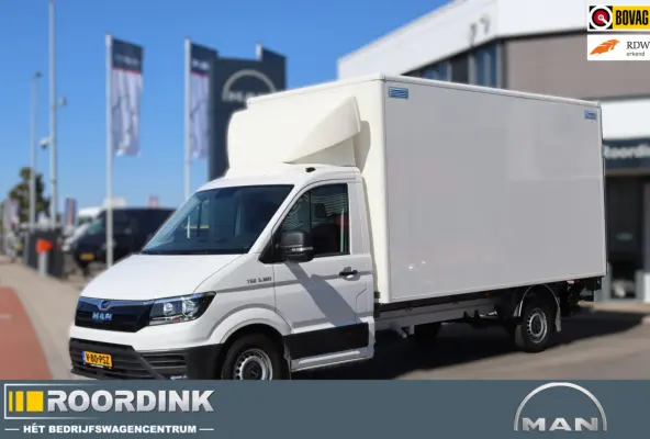 3.180 L4 bakwagen + laadklep en dakspoiler, Automaat