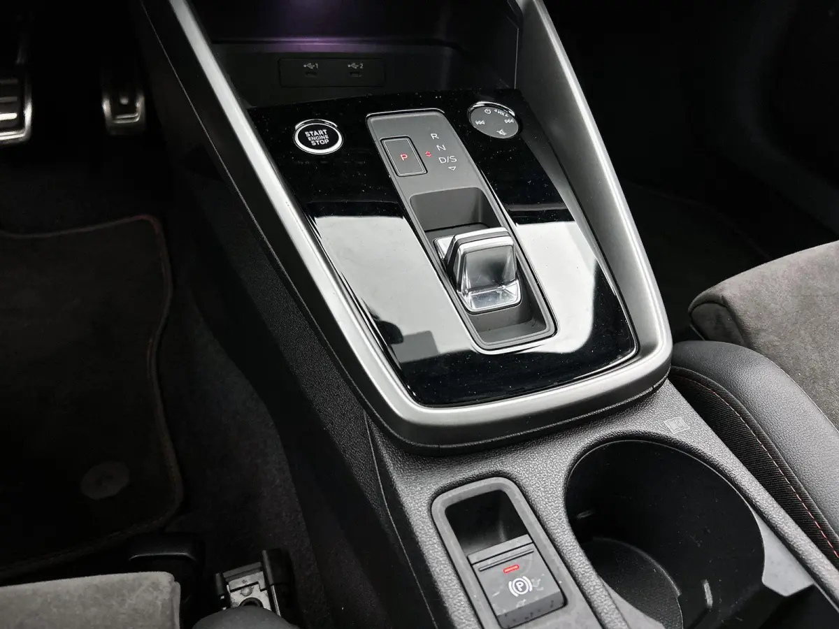 45 TFSI e S edition Competition 245 PK | S-line | Panoramadak | Cruise control | Stoelverwarming | Navigatie | Apple Carplay | Android Auto | Lichtmetalen velgen |
