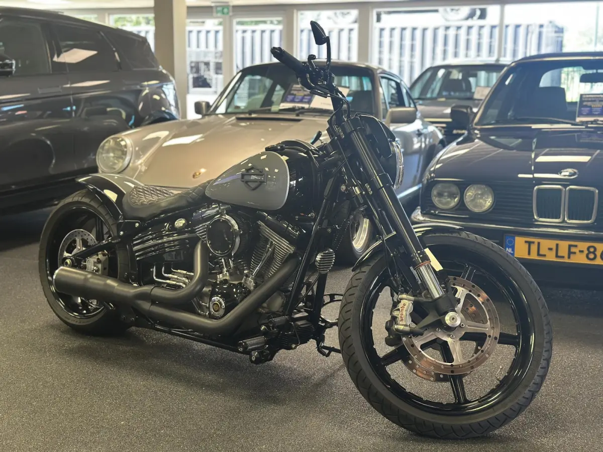 96 FXCW Rocker Custom spuitwerk Vance & Hines 2-in-1 showbike-uitstraling