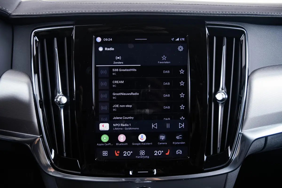 2.0 T6 Plug-in hybrid AWD Plus Dark Trekhaak - Adaptieve Cruise Control - Harman Kardon - Stoelverwarming voor/achter - Full-LED Active High Beam koplampen - Pilot Assist -