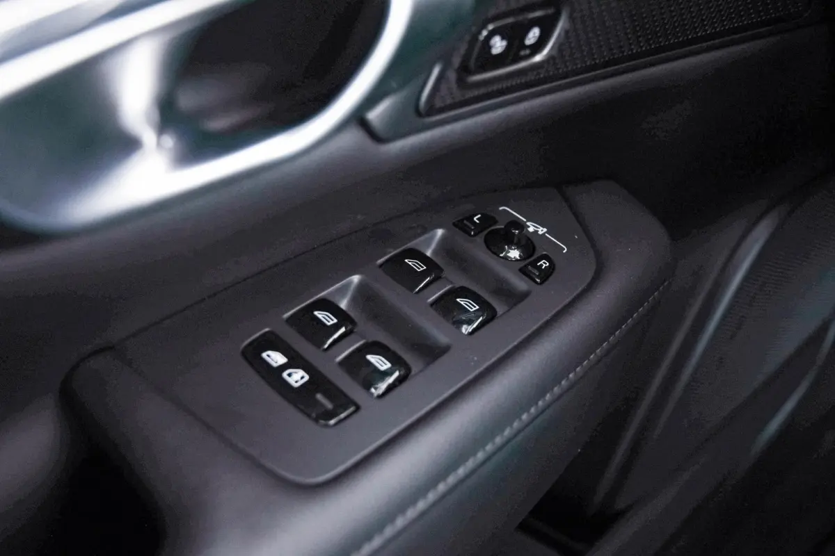 2.0 T6 Plug-in hybrid AWD Plus Dark Trekhaak - Adaptieve Cruise Control - Harman Kardon - Stoelverwarming voor/achter - Full-LED Active High Beam koplampen - Pilot Assist -