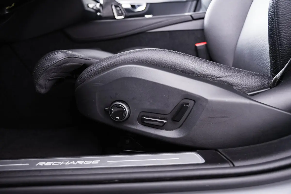 2.0 T6 Plug-in hybrid AWD Plus Dark Trekhaak - Adaptieve Cruise Control - Harman Kardon - Stoelverwarming voor/achter - Full-LED Active High Beam koplampen - Pilot Assist -