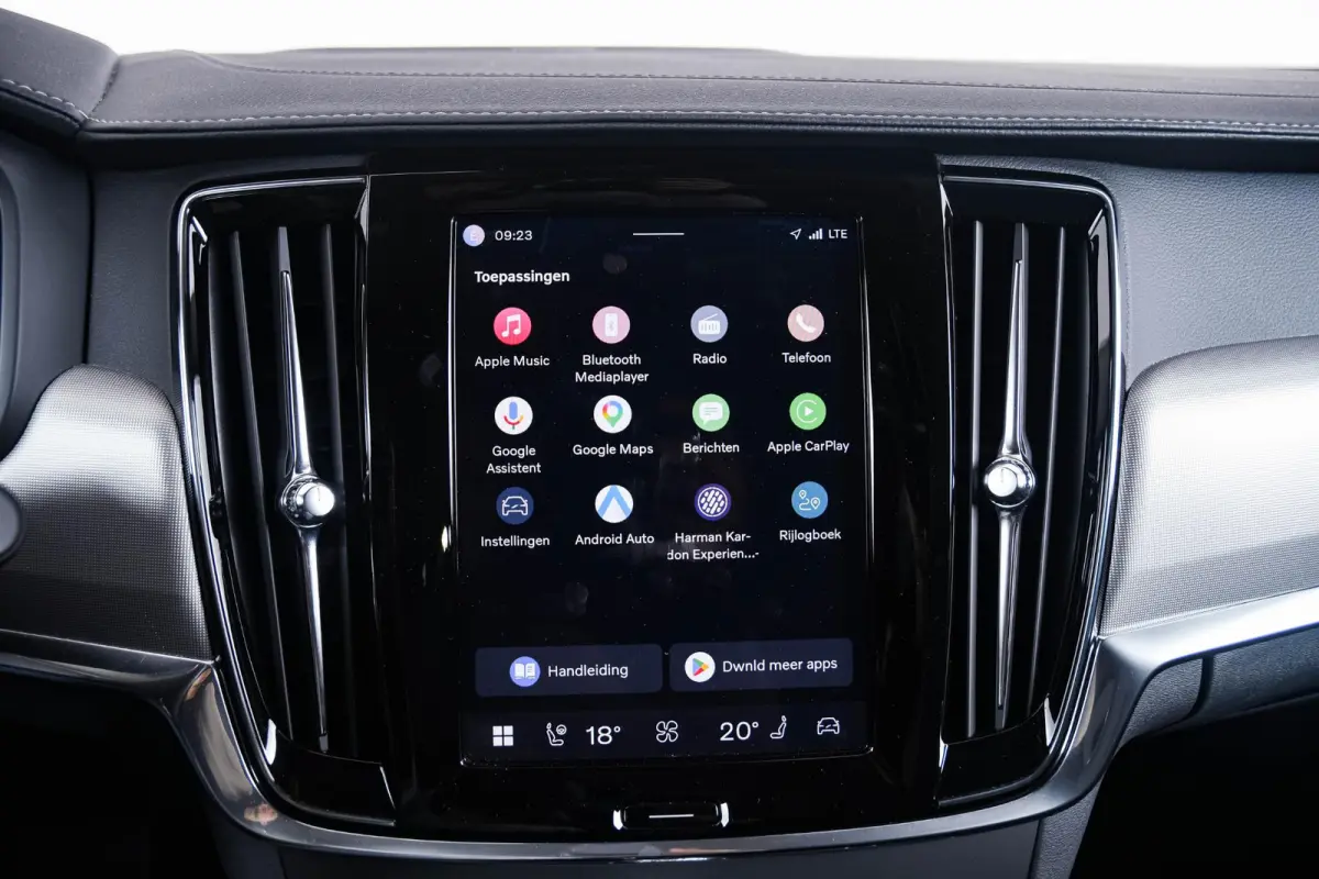 2.0 T6 Plug-in hybrid AWD Plus Dark Trekhaak - Adaptieve Cruise Control - Harman Kardon - Stoelverwarming voor/achter - Full-LED Active High Beam koplampen - Pilot Assist -
