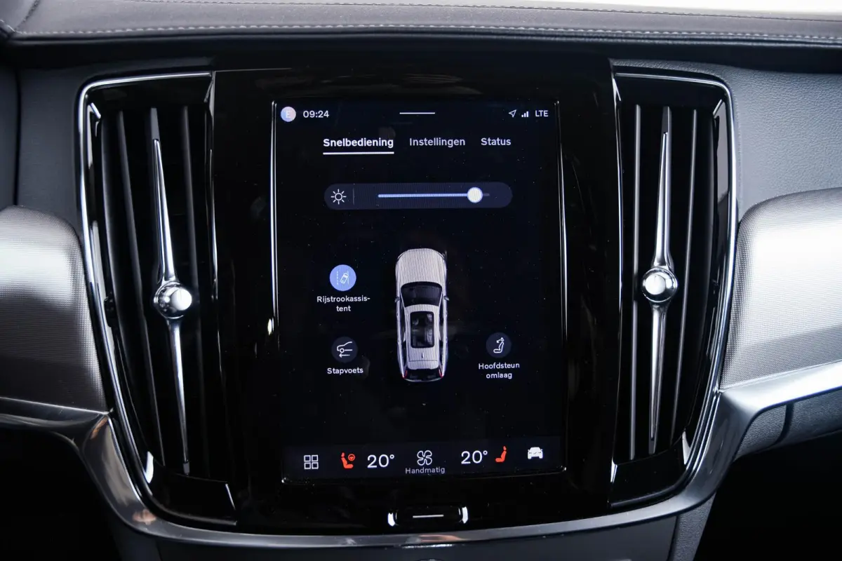 2.0 T6 Plug-in hybrid AWD Plus Dark Trekhaak - Adaptieve Cruise Control - Harman Kardon - Stoelverwarming voor/achter - Full-LED Active High Beam koplampen - Pilot Assist -