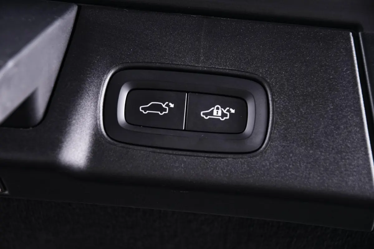 2.0 T6 Plug-in hybrid AWD Plus Dark Trekhaak - Adaptieve Cruise Control - Harman Kardon - Stoelverwarming voor/achter - Full-LED Active High Beam koplampen - Pilot Assist -