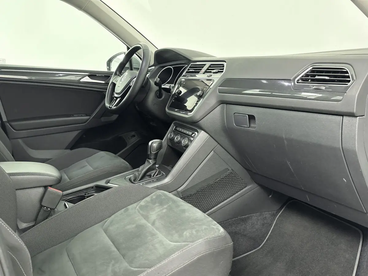 1.5 TSI R-Line | Achteruitrij Camera | Elektrische Achterklep | Parkeersensoren Voor en Achter |