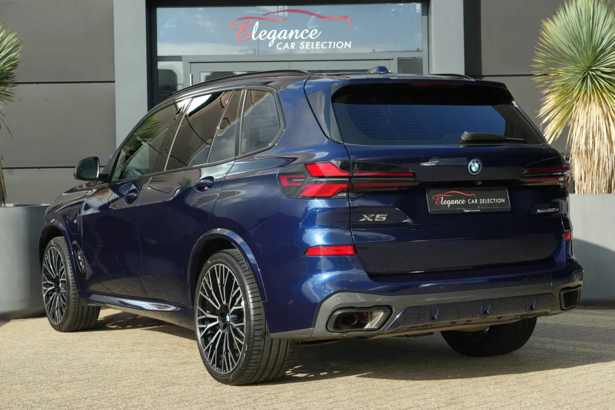 xDrive50e M Sport | 489 PK | Pano | HUD | 360° | Luchtvering | BMW X5 xDrive50e M Sport 489 PK Plug-in Hybrid met 3.0 zescilinder, xDrive, luchtvering, panoramadak, Head-Up Display, 360° c