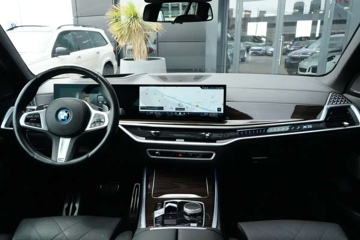 xDrive50e M Sport | 489 PK | Pano | HUD | 360° | Luchtvering | BMW X5 xDrive50e M Sport 489 PK Plug-in Hybrid met 3.0 zescilinder, xDrive, luchtvering, panoramadak, Head-Up Display, 360° c