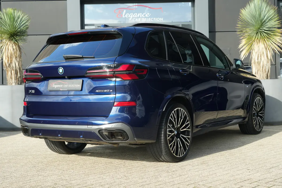 xDrive50e M Sport | 489 PK | Pano | HUD | 360° | Luchtvering | BMW X5 xDrive50e M Sport 489 PK Plug-in Hybrid met 3.0 zescilinder, xDrive, luchtvering, panoramadak, Head-Up Display, 360° c