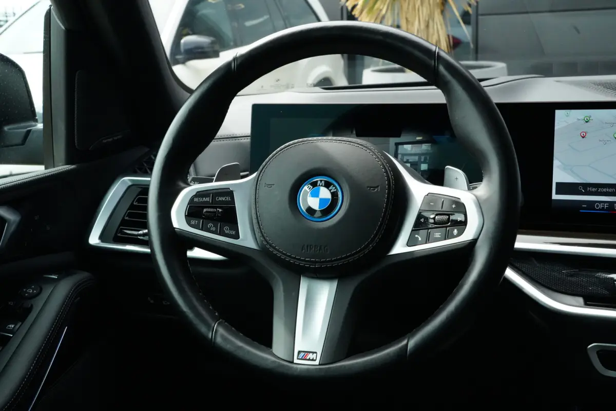 xDrive50e M Sport | 489 PK | Pano | HUD | 360° | Luchtvering | BMW X5 xDrive50e M Sport 489 PK Plug-in Hybrid met 3.0 zescilinder, xDrive, luchtvering, panoramadak, Head-Up Display, 360° c