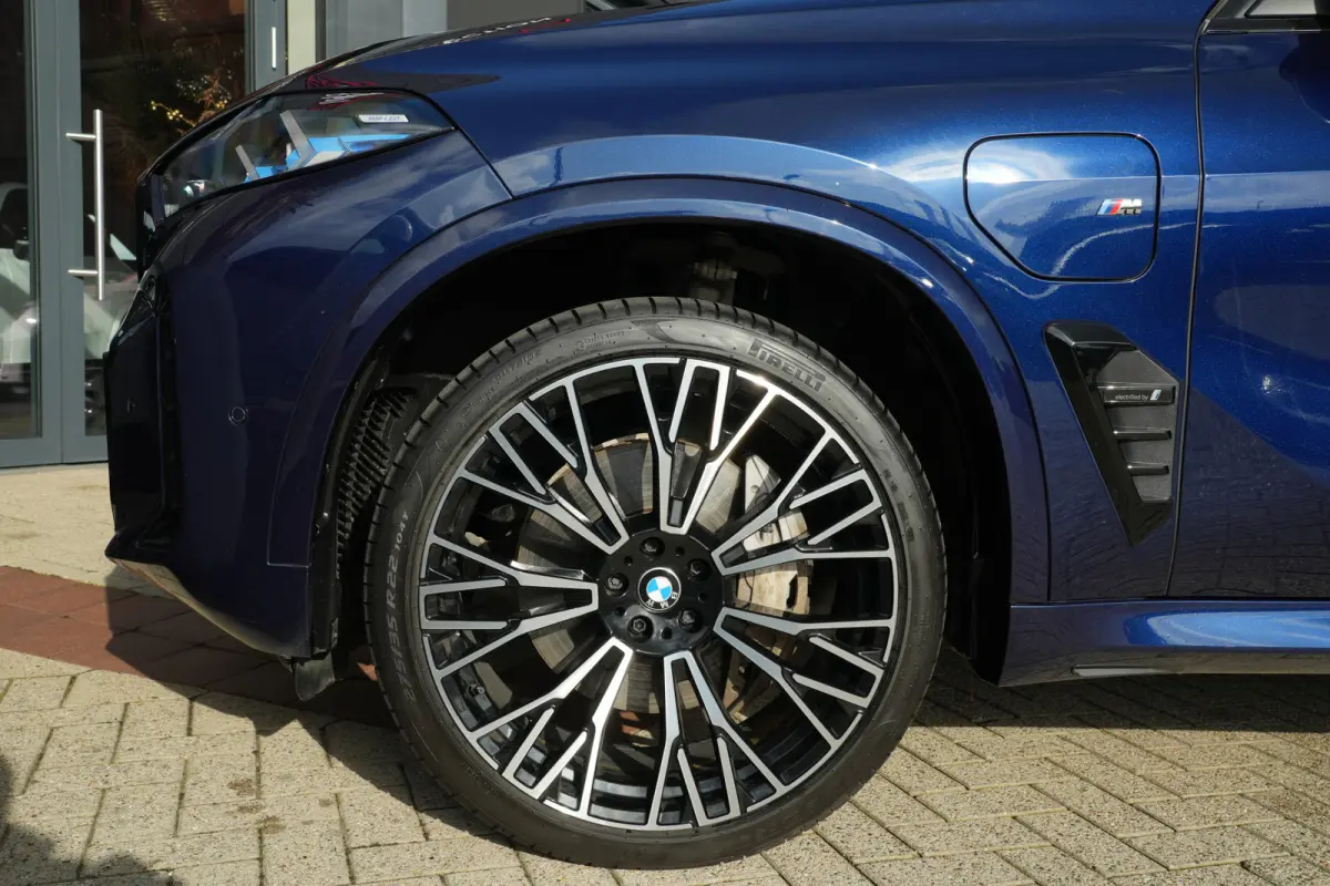xDrive50e M Sport | 489 PK | Pano | HUD | 360° | Luchtvering | BMW X5 xDrive50e M Sport 489 PK Plug-in Hybrid met 3.0 zescilinder, xDrive, luchtvering, panoramadak, Head-Up Display, 360° c