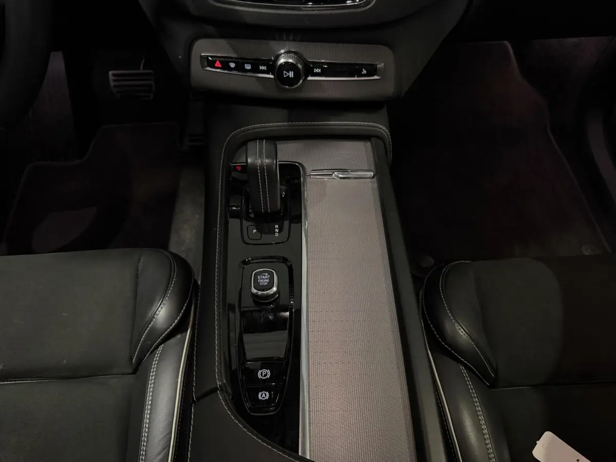 2.0 T8 Recharge AWD R-Design Pano Memory 7P NAP