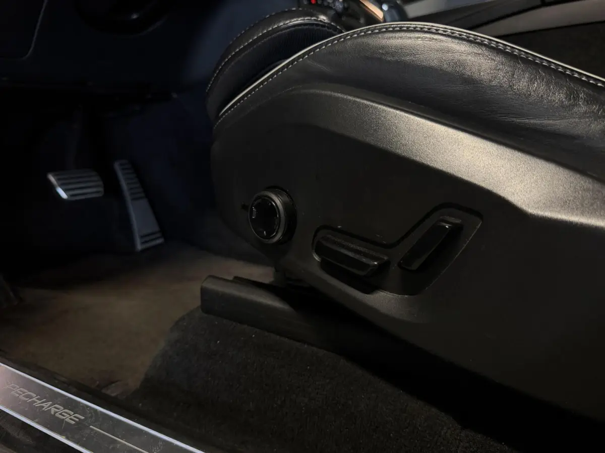 2.0 T8 Recharge AWD R-Design Pano Memory 7P NAP