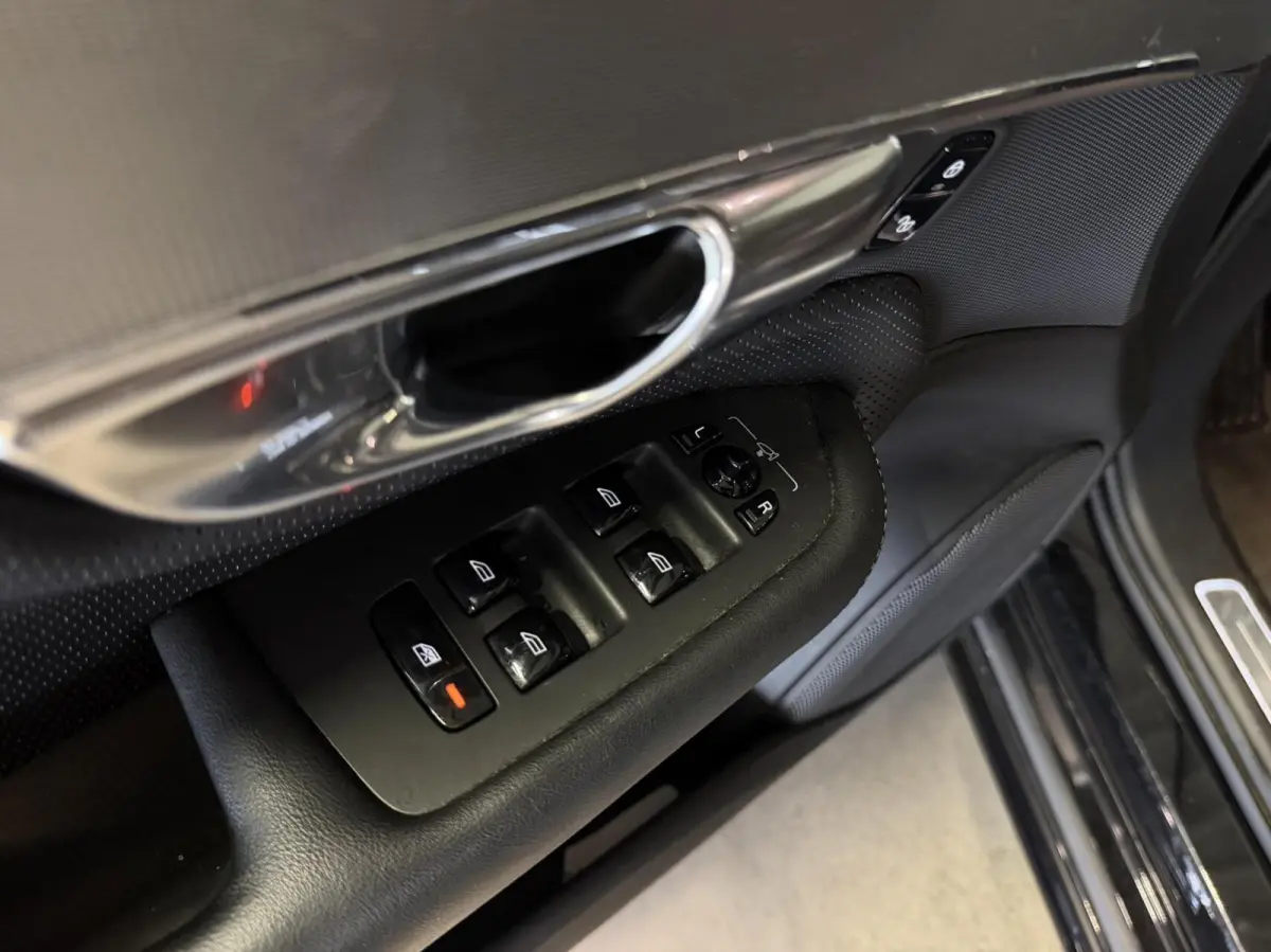 2.0 T8 Recharge AWD R-Design Pano Memory 7P NAP