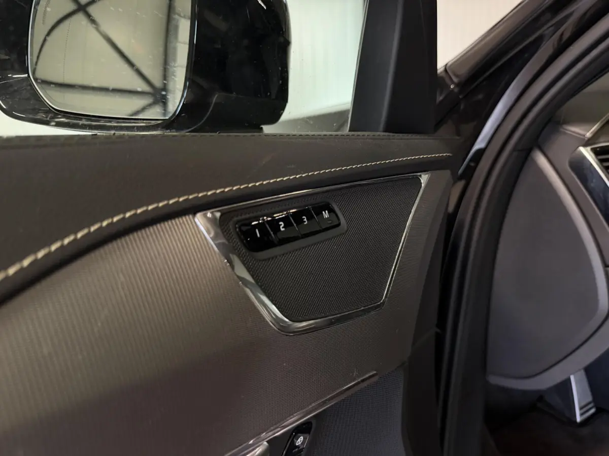 2.0 T8 Recharge AWD R-Design Pano Memory 7P NAP
