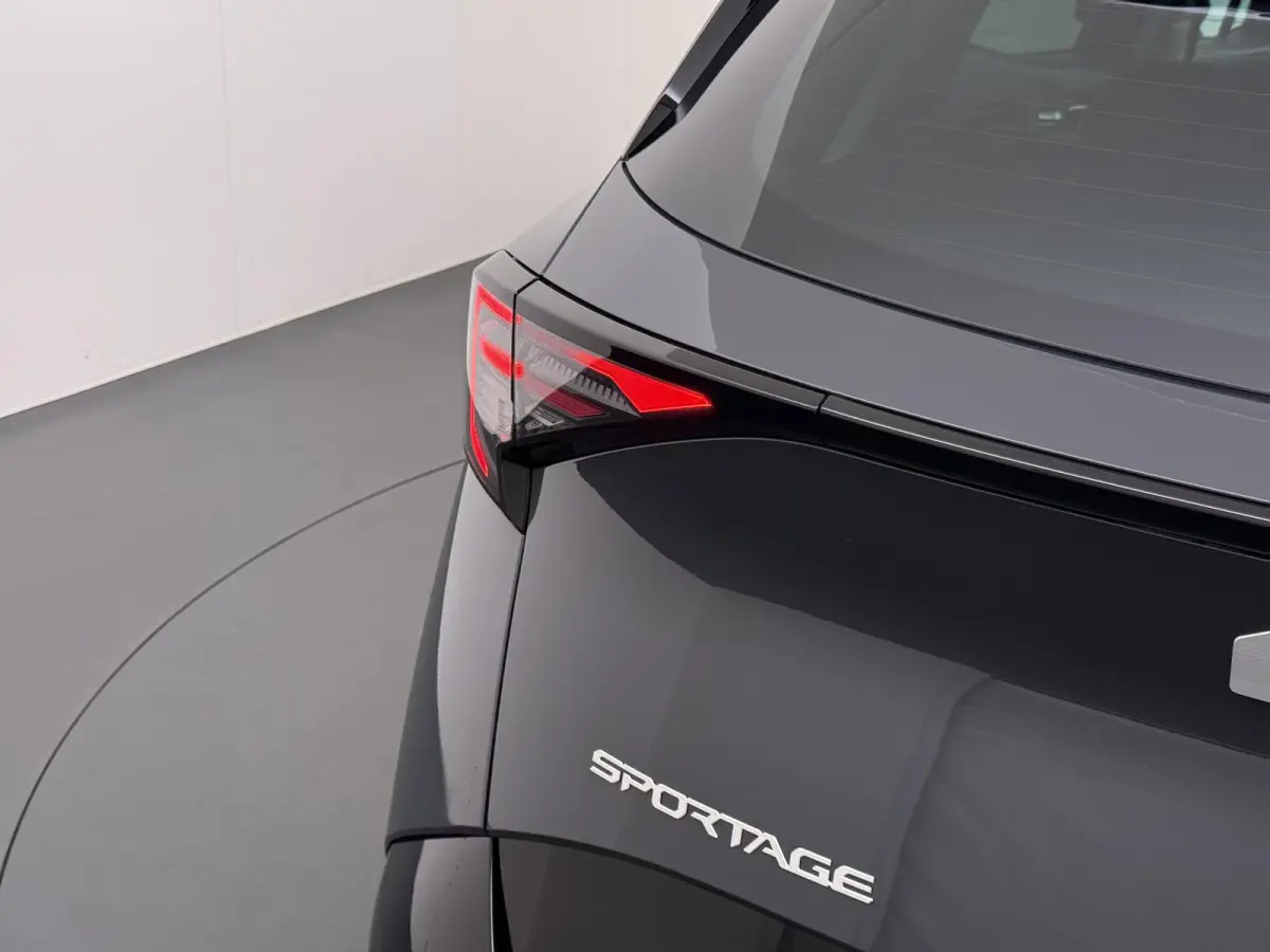 1.6 T-GDi Hybrid DynamicLine PHEV NIEUWE AUTO! | 10jr FABR. GARANTIE KIA | ELECTR. ACHTERKLEP | DODEHOEK CENSOR | ELECTR. STOELEN | STOEL en STUURWIELVERWARMING