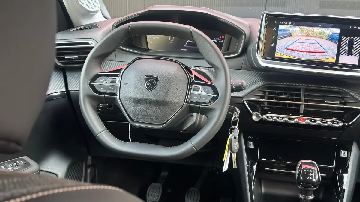 1.2 PureTech 100 Allure | Apple Carplay / Android Auto | Navigatie | Camera | Cruise Control | | Achterbank in delen neerklapbaar | Achteruitrijcamera | Apple Carplay/Android Auto|telefoonin