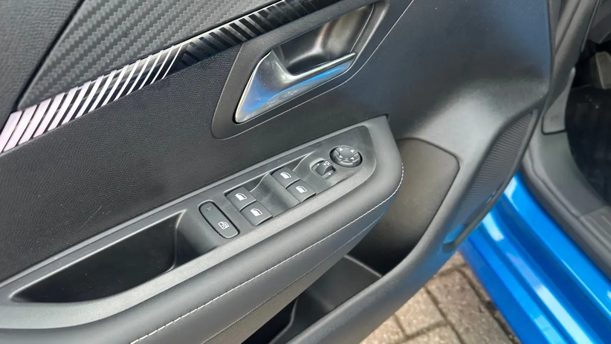 1.2 PureTech 100 Allure | Apple Carplay / Android Auto | Navigatie | Camera | Cruise Control | | Achterbank in delen neerklapbaar | Achteruitrijcamera | Apple Carplay/Android Auto|telefoonin
