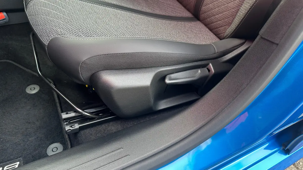 1.2 PureTech 100 Allure | Apple Carplay / Android Auto | Navigatie | Camera | Cruise Control | | Achterbank in delen neerklapbaar | Achteruitrijcamera | Apple Carplay/Android Auto|telefoonin