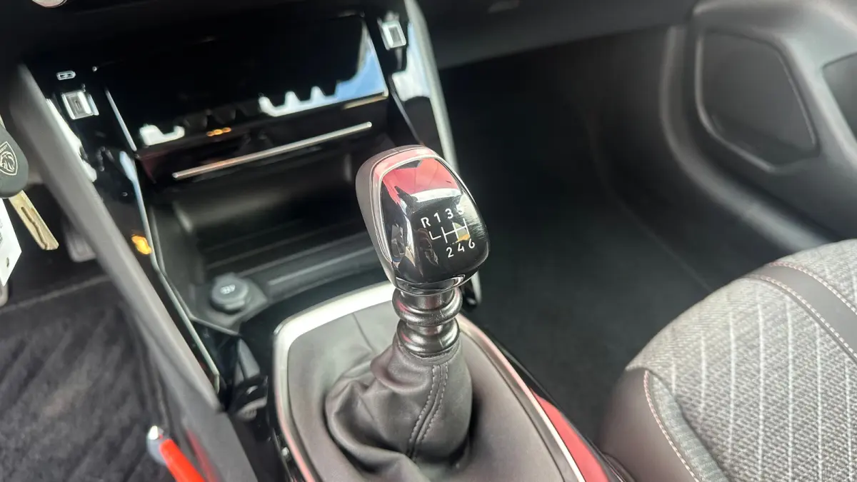 1.2 PureTech 100 Allure | Apple Carplay / Android Auto | Navigatie | Camera | Cruise Control | | Achterbank in delen neerklapbaar | Achteruitrijcamera | Apple Carplay/Android Auto|telefoonin