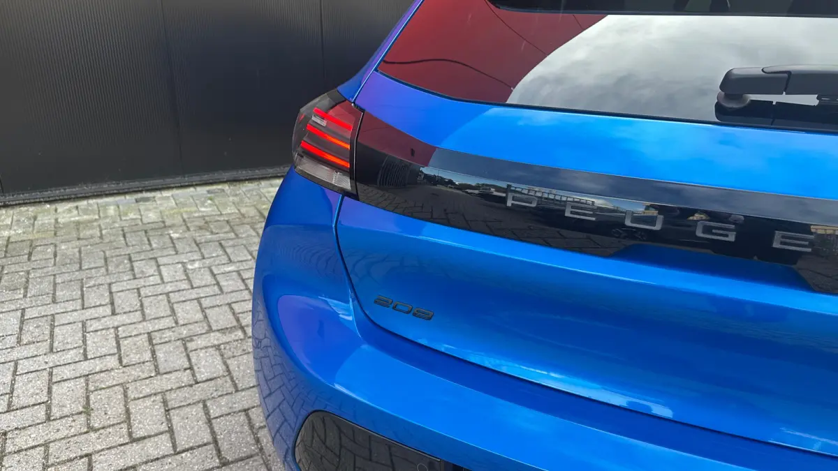 1.2 PureTech 100 Allure | Apple Carplay / Android Auto | Navigatie | Camera | Cruise Control | | Achterbank in delen neerklapbaar | Achteruitrijcamera | Apple Carplay/Android Auto|telefoonin