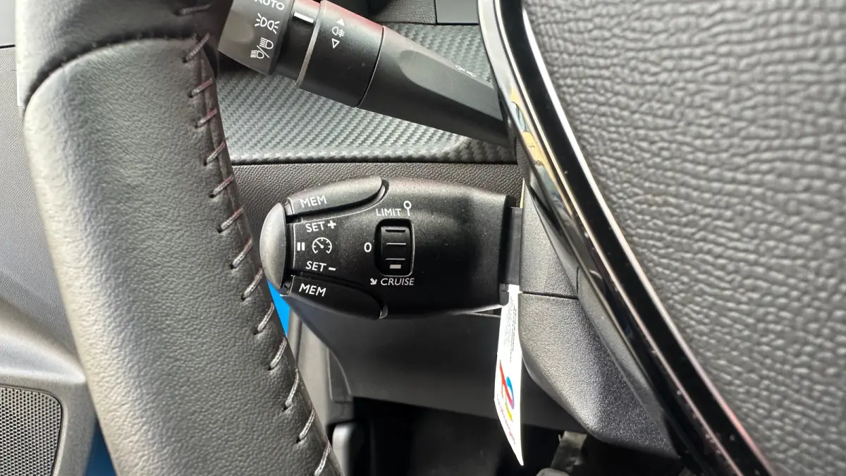 1.2 PureTech 100 Allure | Apple Carplay / Android Auto | Navigatie | Camera | Cruise Control | | Achterbank in delen neerklapbaar | Achteruitrijcamera | Apple Carplay/Android Auto|telefoonin