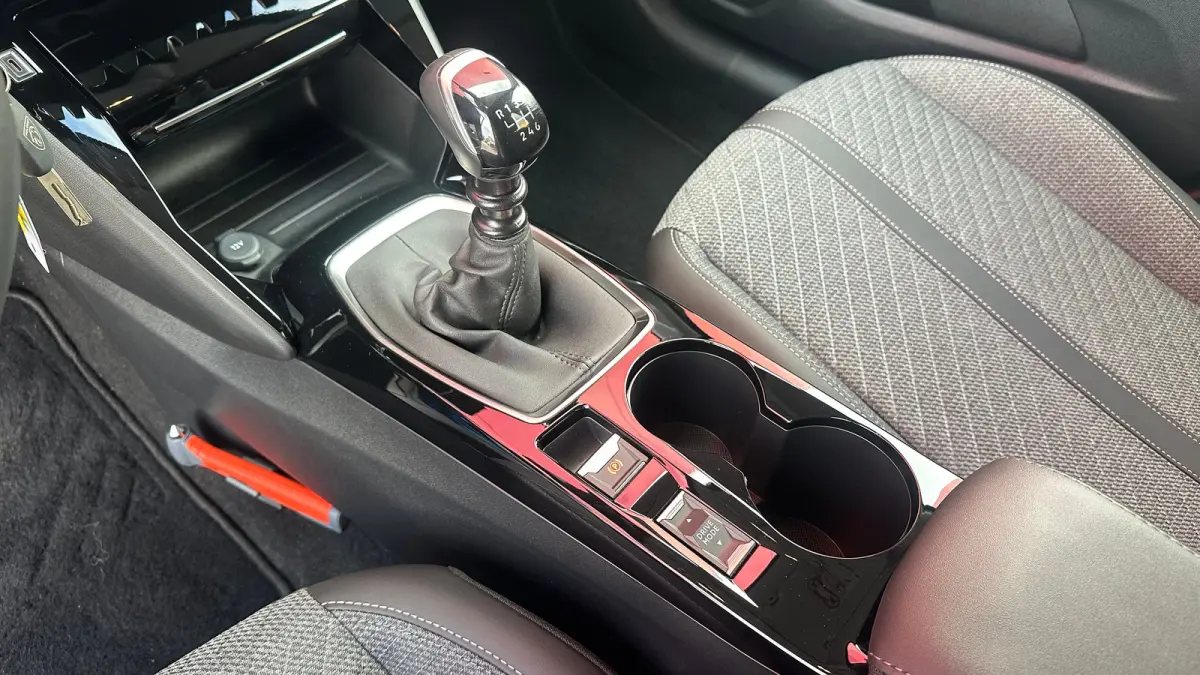 1.2 PureTech 100 Allure | Apple Carplay / Android Auto | Navigatie | Camera | Cruise Control | | Achterbank in delen neerklapbaar | Achteruitrijcamera | Apple Carplay/Android Auto|telefoonin