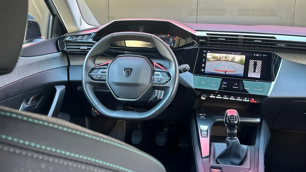 1.2 PureTech Allure | Navigatie | Apple Carplay / Android Auto | Camera | Cruise Control | | Achteruitrijcamera | Apple Carplay/Android Auto|telefoonintegratie premium | Bestuurdersstoel in 
