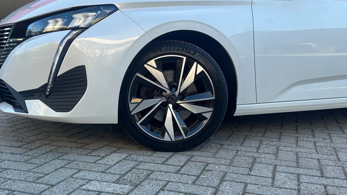 1.2 PureTech Allure | Navigatie | Apple Carplay / Android Auto | Camera | Cruise Control | | Achteruitrijcamera | Apple Carplay/Android Auto|telefoonintegratie premium | Bestuurdersstoel in 