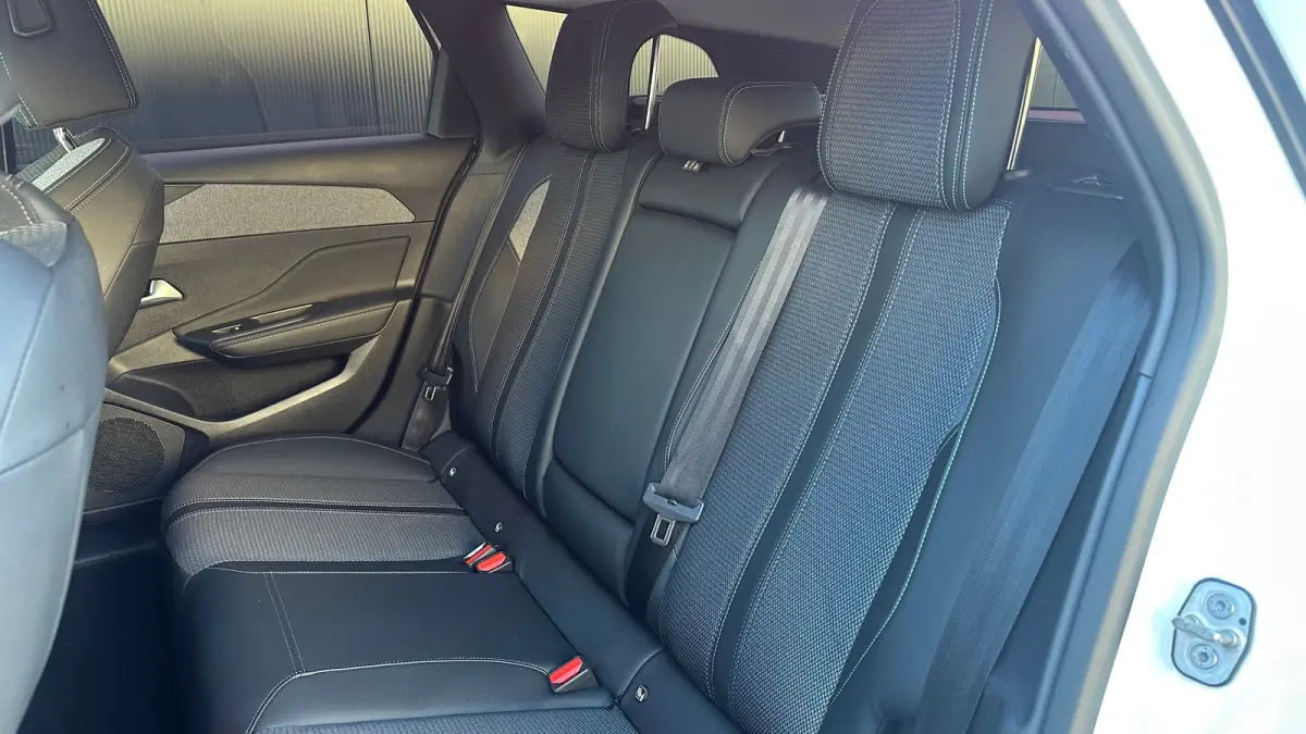 1.2 PureTech Allure | Navigatie | Apple Carplay / Android Auto | Camera | Cruise Control | | Achteruitrijcamera | Apple Carplay/Android Auto|telefoonintegratie premium | Bestuurdersstoel in 