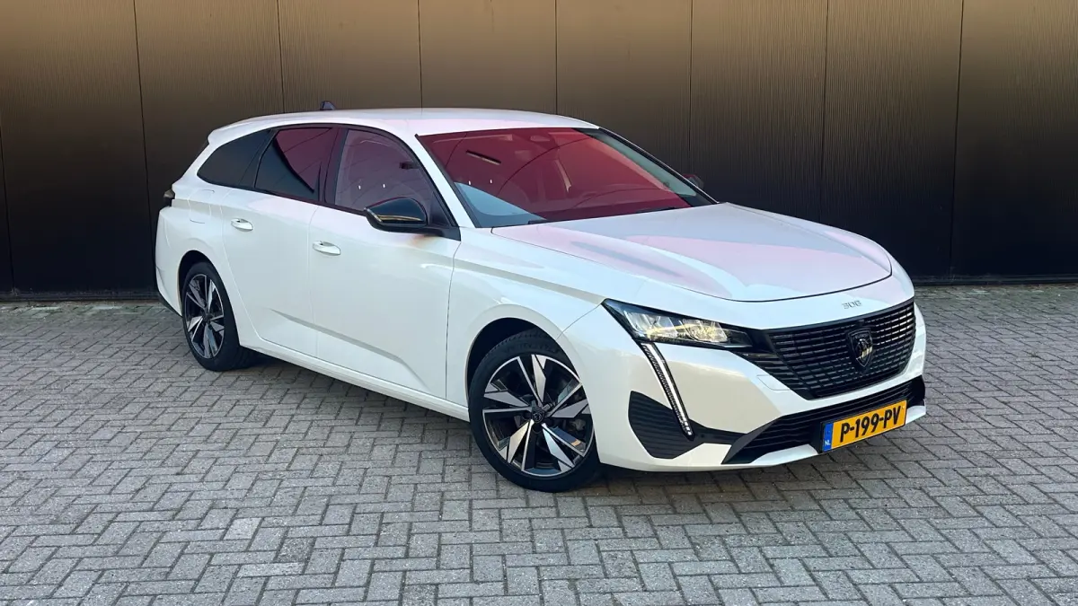 1.2 PureTech Allure | Navigatie | Apple Carplay / Android Auto | Camera | Cruise Control | | Achteruitrijcamera | Apple Carplay/Android Auto|telefoonintegratie premium | Bestuurdersstoel in 