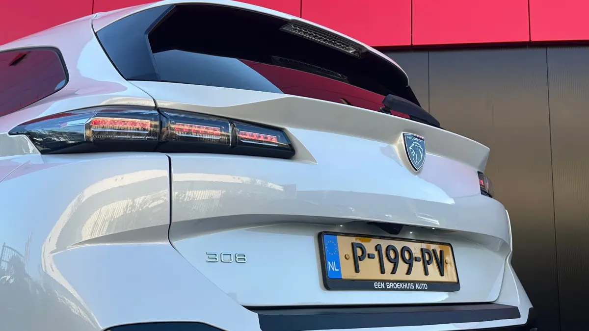 1.2 PureTech Allure | Navigatie | Apple Carplay / Android Auto | Camera | Cruise Control | | Achteruitrijcamera | Apple Carplay/Android Auto|telefoonintegratie premium | Bestuurdersstoel in 