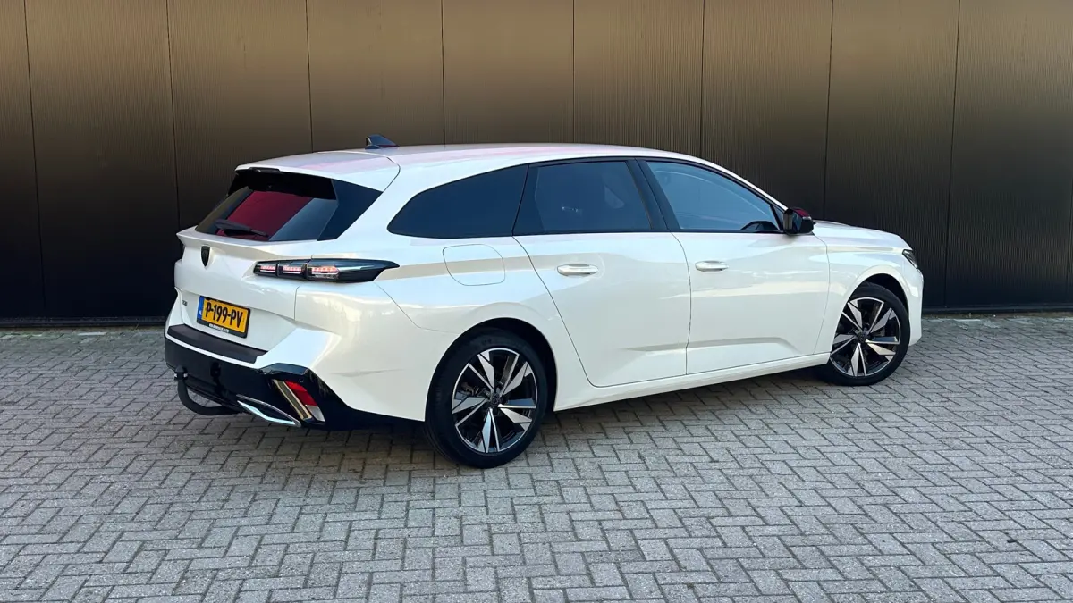1.2 PureTech Allure | Navigatie | Apple Carplay / Android Auto | Camera | Cruise Control | | Achteruitrijcamera | Apple Carplay/Android Auto|telefoonintegratie premium | Bestuurdersstoel in 